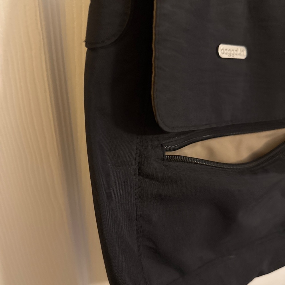 Baggalini nylon cross body bag - Picture 5 of 9
